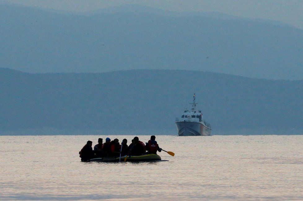 Migranti, kteří cestovali přes Středozemní moře (archivní foto)