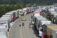 Uprchlíci zablokovali tunel La Manche, doprava zkolabovala