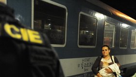 Noční příjezd uprchlíků na nádraží v Břeclavi