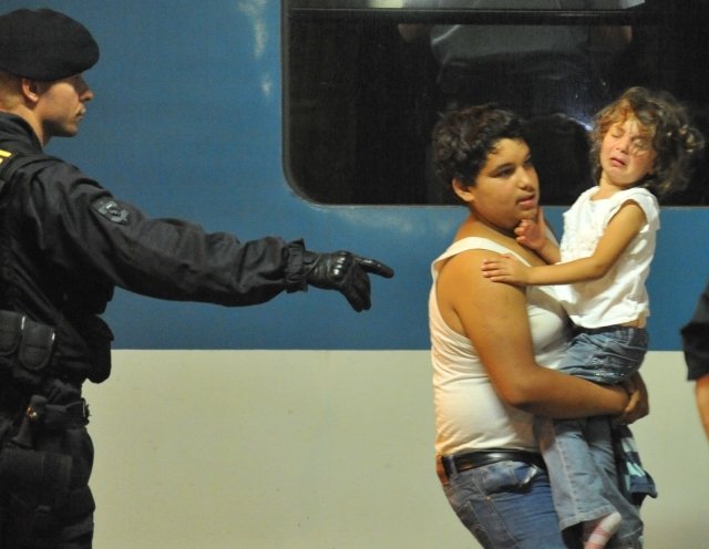 Noční příjezd uprchlíků na nádraží v Břeclavi