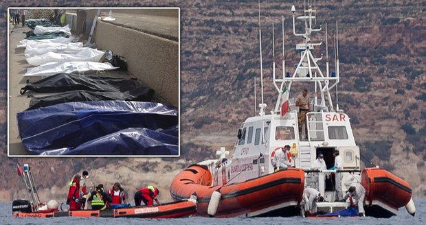 Záchranáři vytahují z moře mrtvá těla