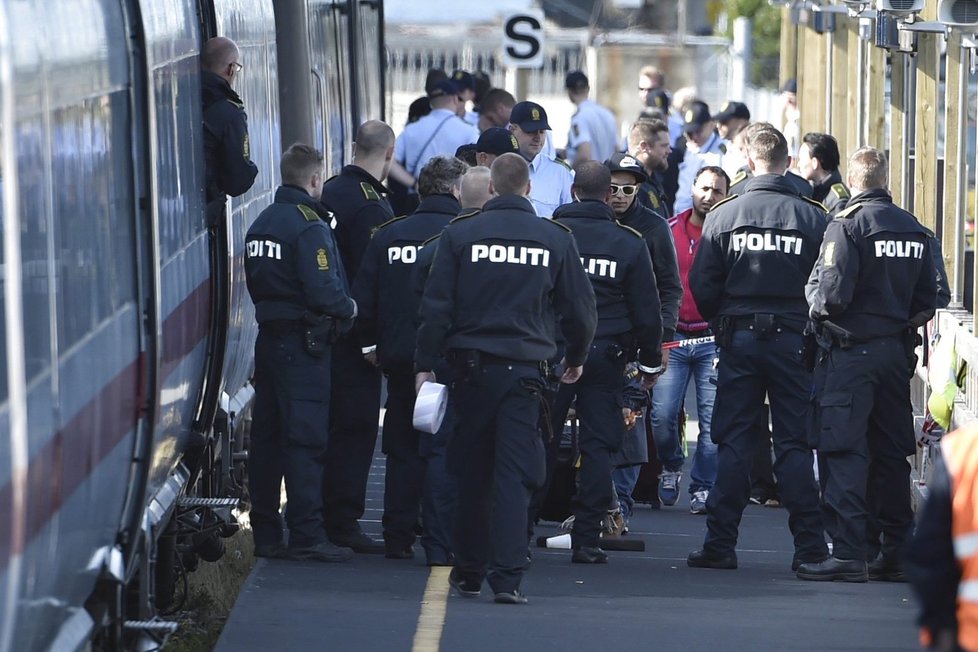 Dánové zastavili vlaky mířící do země z Německa. Policisté chystají mimořádné pasové kontroly.