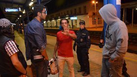 Uprchlíci v ČR: „No foto!“ vykřikoval muž v červeném tričku. Když se za moment na lavici zklidnil, nabízel ironicky policistkám banány z pytlíku.