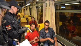 Hned v prvním vagonu vyhmátli policisté dvojici mladých Syřanů. Cestovali jen nalehko, bez zavazadel. Hlídce se snažili namluvit, že jedou na výlet.