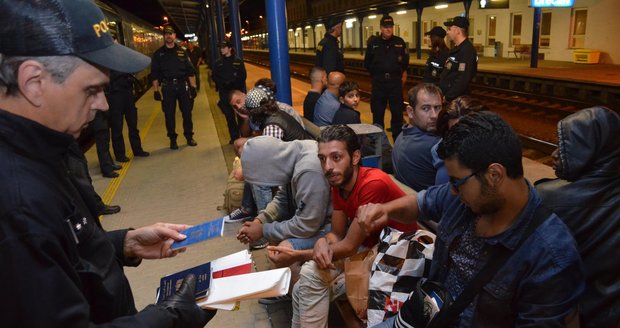 Reportáž ze zátahu na uprchlíky: Z rychlíků v noci vyvedli 14 imigrantů!