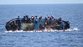Riziko, že lodě, na kterých se migranti dostávají do Evropy ztroskotají ve Středozemním moři, a běženci zemřou, je teď nejvyšší od začátku migrační krize. Ilustrační foto