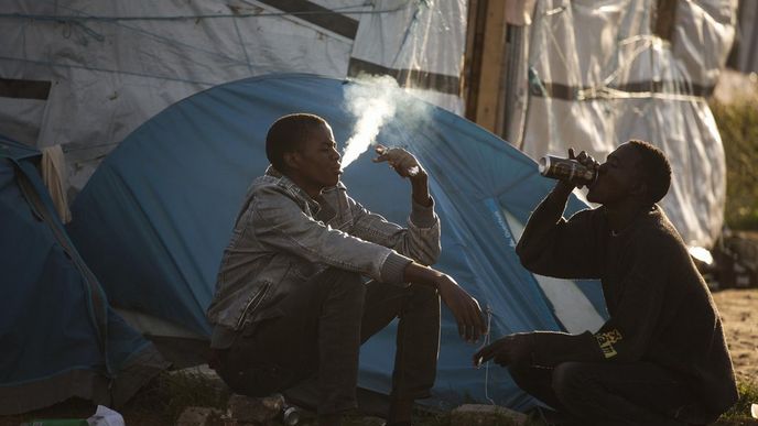Imigranti ve stanovém táboře v Calais