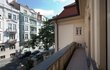 Vila disponuje celkem dvěma balkony. Ten větší je situovaný do ulice, kdežto z většího je pěkný výhled nejen na zahradu, ale také na celou Prahu. 