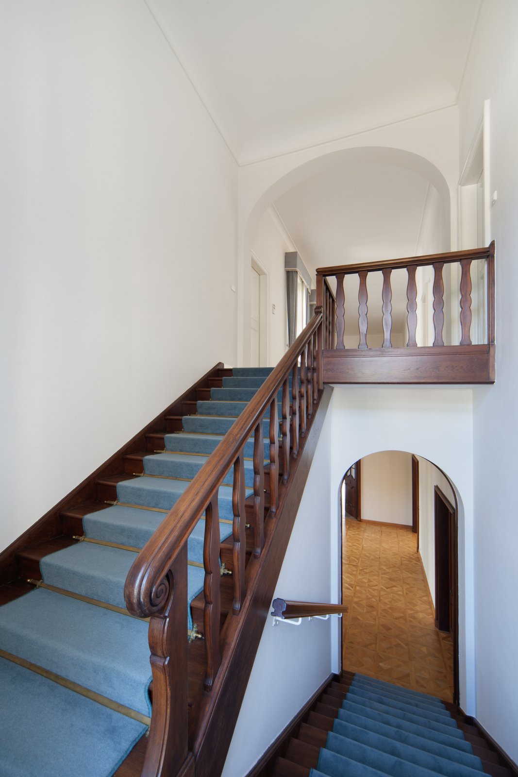 Dřevěné schodiště využívali rodinní příslušníci Bäckerových, potažmo návštěvy. Pro služebnictvo bylo určeno menší kamenné schodiště, které propojovalo vilu od suterénu až po její druhé patro s půdou. 
