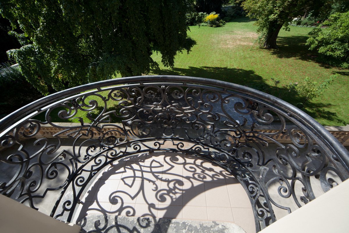 Menší balkon je situovaný na jižní stranu vily. Je z něj pěkný pohled jak na zahradu, tak veskrze i na Prahu. 
