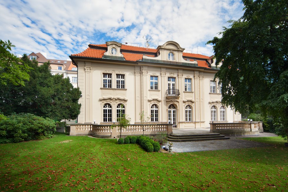 Pohled na vilu z rozlehlé zahrady. Zub času a ohleduplnost uživatelů vily se zasadily o to, že vypadá prakticky přesně tak, jak byla v roce 1910 postavená.