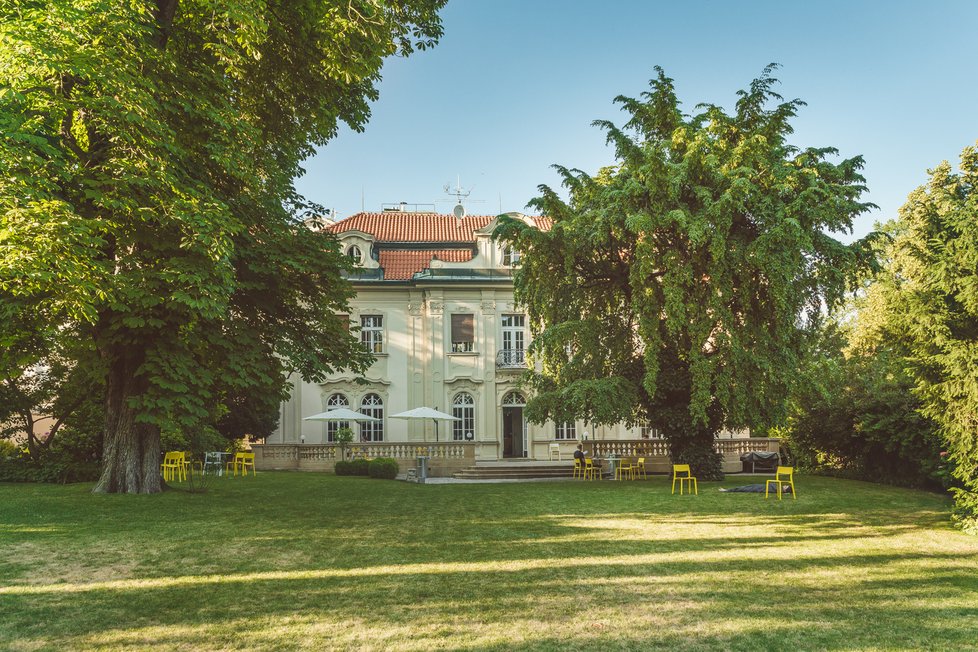 Lukrativní vilu stále vlastní stát. Ve správě ji má Diplomatický servis, který spadá pod ministerstvo zahraničí.