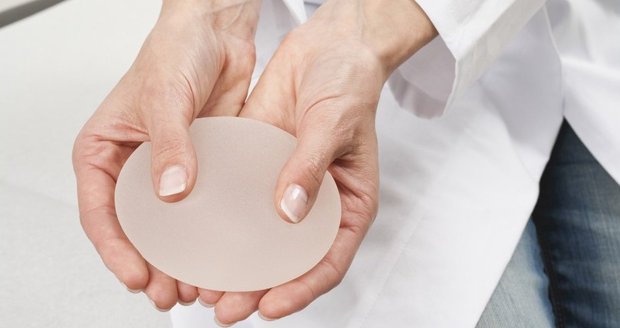 Skandál s implantáty z Francie