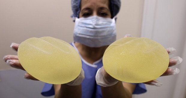 Češky dostaly do prsou vadné implantáty: Celá EU teď zavádí přísné kontroly