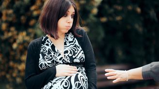 „Můžu si sáhnout?“ aneb Jak se z těhotenského břicha stane veřejná atrakce „Můžu si sáhnout?“ aneb Jak se z těhotenského břicha stane veřejná atrakce