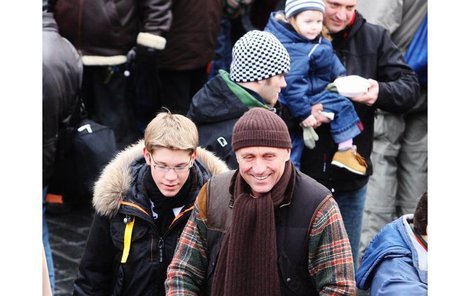 10.50 - Na Staroměstském náměstí se premiér sešel se synem Tomášem. Ten na Nicolase zvědavě pokukoval.