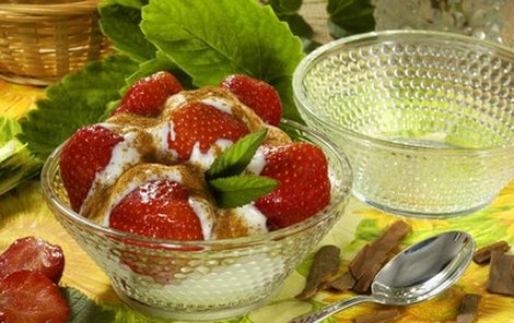 10 talířků a jahody v jogurtu sypané skořicí - 4600 kJ