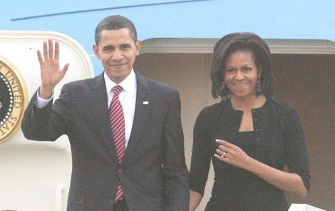 18:46 - Nejmocnější muž světa Barack Obama s manželkou právě vystupují v Praze z letadla.