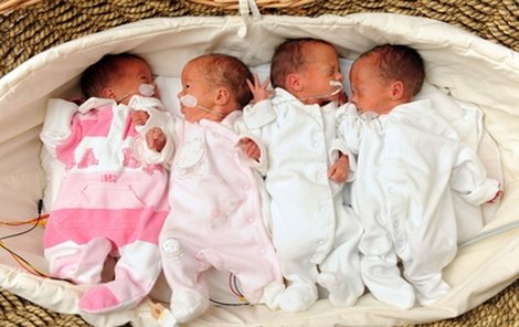 2 x IDENTICKÁ DVOJČÁTKA = čtyřčata. Britské sestřičky Heidi, Annabele, Hann ah a Jessica netuší, jak slavnými se hned po narození staly.