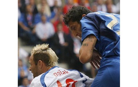 26. minuta: Gól...
Po rohu vyskočil nížnež Materazzi. A ten už jen přesnou hlavičkou poslal míč za zádagólmana Petra Čecha.