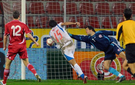 A je tam! Hlavička Milana Baroše byla dostatečně tvrdá na to, aby ji gólman neměl šanci zastavit!