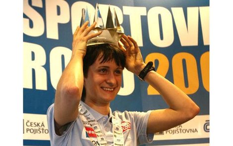 A korunka přistává na vyvolené hlavě. Martina Sáblíková se směje, vyhrála anketu Sportovec roku 2007.