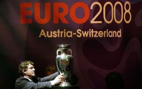 A teď vzhůru na EURO do Rakouska a Švýcarska. Čeští fotbalisté se po čtyřech letech opět poperou o stříbrnou vázu.