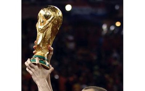A zlatou mistrovskou trofej samozřejmě dostal Iniesta do ruky mezi prvními!
