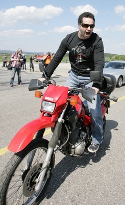 Ač měl Martin Dejdar bolavá záda, nenechal si ujít ani jízdu na své oblíbené motorce.