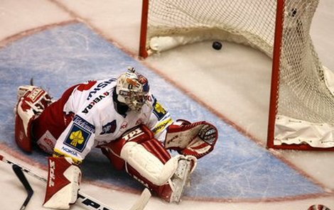 Adam Svoboda se vrátil na led v Pardubicích, tentokrát však v dresu Slavie... A přestože pustil dva góly, odvezl si vítězství 3:2 v prodloužení.