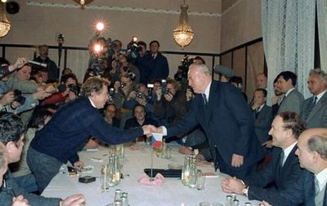 Adamec při jednání s Václavem Havlem a dalšími politiky Občanského fóra v listopadu 89. Havlovi pak předal moc.