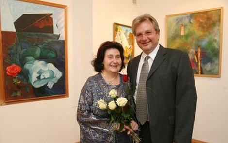 Akademická malířka Jarmila Kalašová na středeční vernisáži se svým synem Ivem Svobodou…