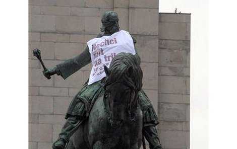 Aktivisté zahalili Žižku do protikomunistického trika.