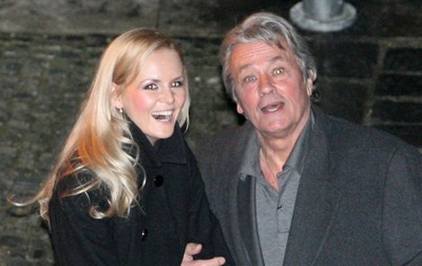 Alain Delon se nemohl odtrhnout od loňské České Miss Lucie Hadašové.