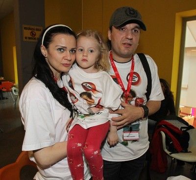 Alan Bastien a jeho nová rodina – milenka Vanda Konečná a její dcera Laura.