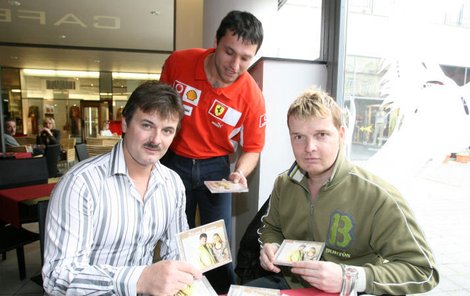 Album Dávno tě znám předal Patrik Fox (vlevo) Martinu Francemu v Enzu a líbilo se i tamnímu číšníkovi Markovi.
