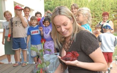 Alena Antalová dostala od dětí v Klokánku růži a korálky, které děti samy vytvořily.