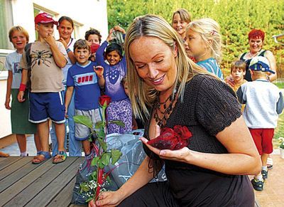 Alena Antalová navštěvuje brněnský Klokánek několikrát týdně. Při návštěvě v srpnu loňského roku dostala od dětí za svou péči dokonce krásnou růži a další dárečky.