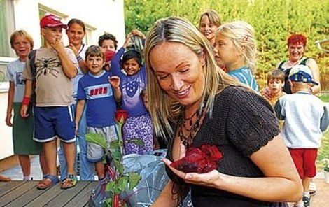 Alena Antalová navštěvuje brněnský Klokánek několikrát týdně. Při návštěvě v srpnu loňského roku dostala od dětí za svou péči dokonce krásnou růži a další dárečky.