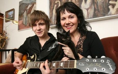 Alena Přibylová se synem Danielem a kočičím miláčkem Sárou.