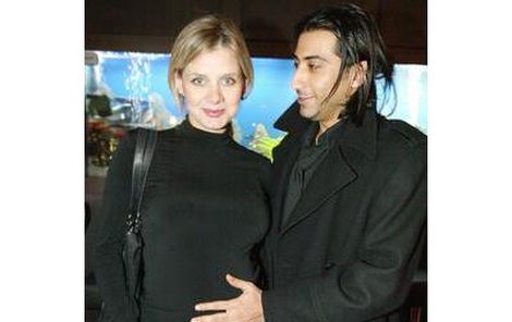 Ali Amiri vždy když má příležitost, zkontroluje bříško těhotné Lucie Koňaříkové.