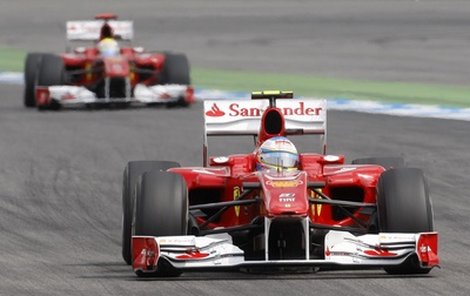 Alonso vepředu, Massa vzadu. Tak si to u Ferrari naplánovali...