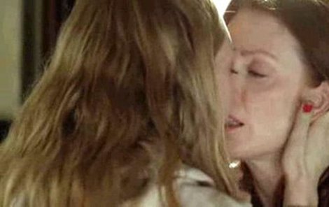 Amanda si ve filmu střihne lesbickou scénu s Julianne Moore.