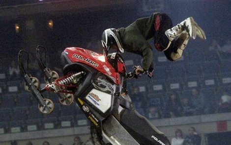 Američan Justin Hoyer se stal největší hvězdou Freestyle motokrosu. V Sazka Areně předvedl salto na sněžném skútru...