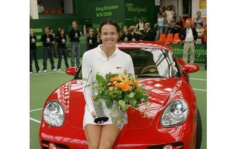 Američanka Davenportová si za předloňský triumf odvezla rudé Porsche Cayman S.