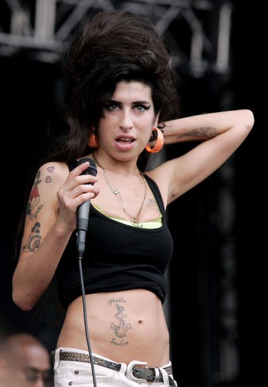 Amy Winehouse se spíše než zpěvem proslavila svými skandály.