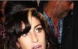 Amy Winehouse si moc dlouho nová ňadra neužila