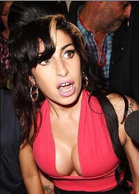 Amy Winehouse si moc dlouho nová ňadra neužila