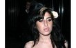 Amy Winehouse v neposedném korzetu. 
