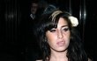 Amy Winehouse v neposedném korzetu.